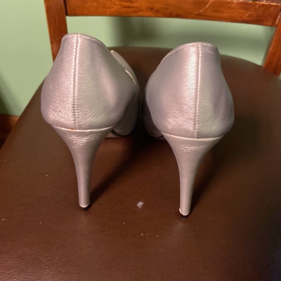 Brand new in the box still smells new. Pierre Dumas Silver heels size 8.5. - Picture 5 of 8